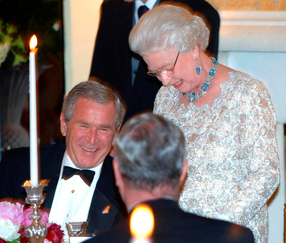 Королева Великобритании Елизавета II произносит короткую речь во время ответного обеда, который она устроила для президента США Джорджа Буша в резиденции посла в Вашингтоне, округ Колумбия, в последний день её государственного визита в Америку 08 мая 2007 г.