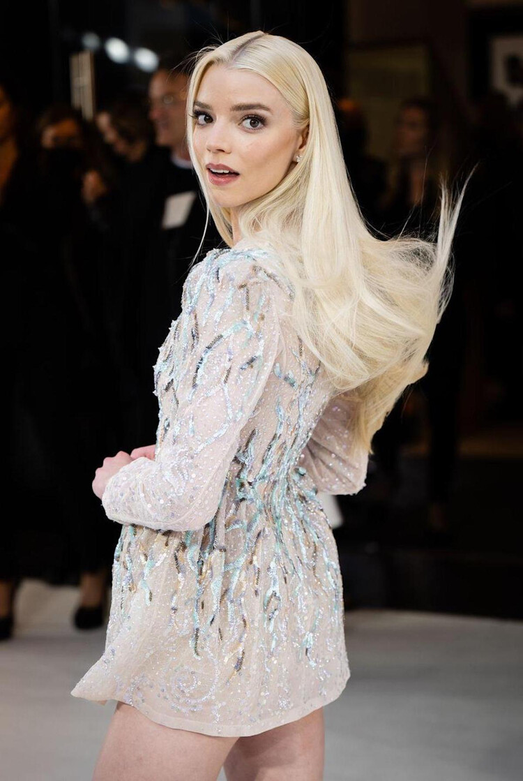 Аня Тейлор-Джой очаровала своим появлением в мини-платье от Dior на премьере фильма &laquo;Варяг&raquo;