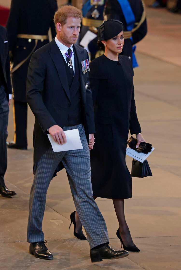 Принц Гарри и Меган Маркл&nbsp;во время церемонии прощания с королевой Елизаветой II в Вестминстерском дворце
