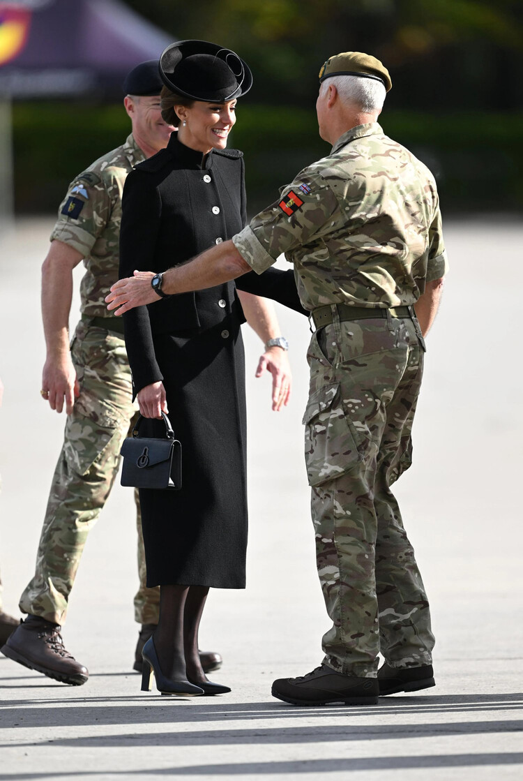Кэтрин, принцесса Уэльская беседует с военнослужащим армии Содружества во время визита в Военный учебный центр Пирбрайт 16 сентября 2022 года в Гилфорде, Англия