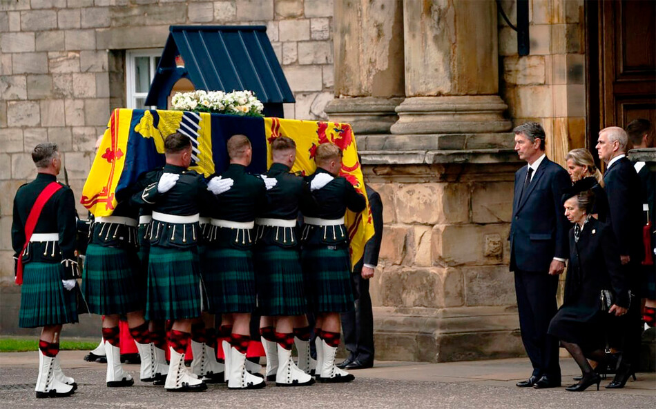 Принцесса Анна делает реверанс перед гробом королевы Елизаветы II, задрапированным Королевским штандартом Шотландии, когда он прибывает в Холирудхаус 11 сентября 2022 года в Эдинбурге, Великобритания 