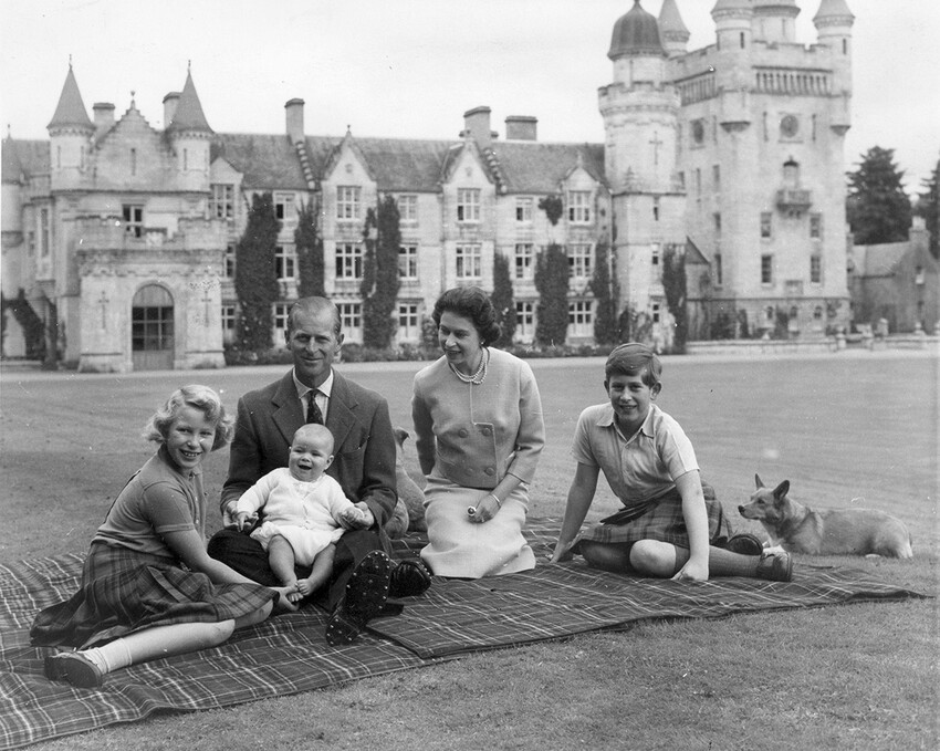 Маленький принц Эндрю сидит на коленях у принца Филиппа, королева Елизавета, принц Чарльз и принцесса Анна, 1960