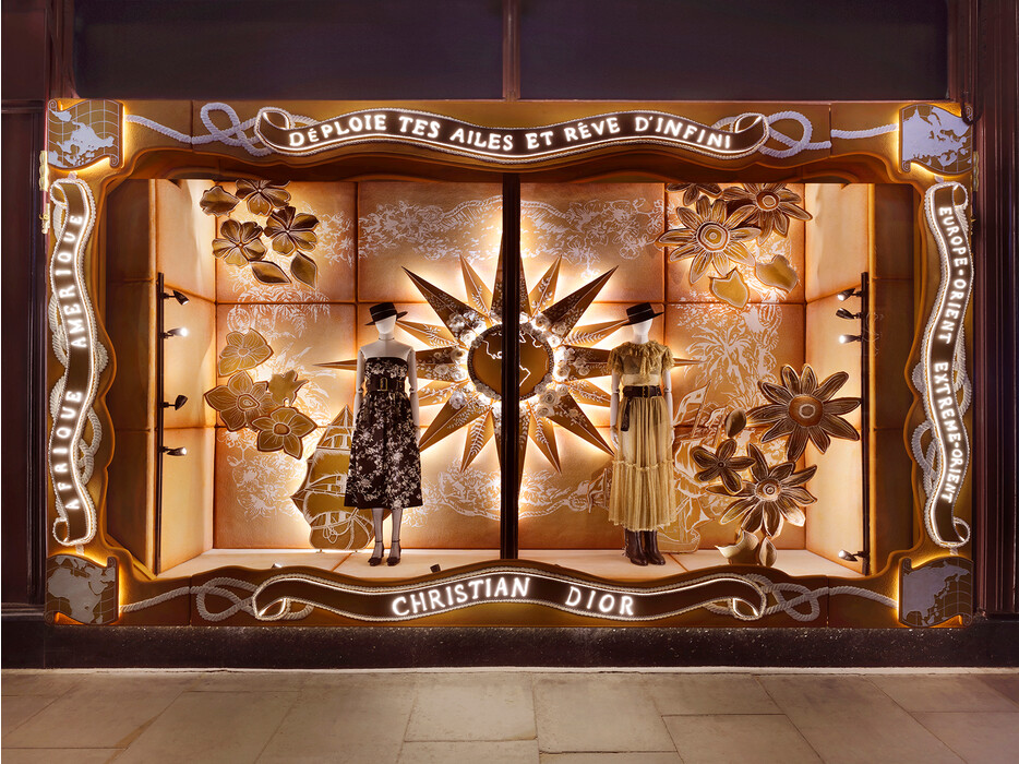 Dior украсили легендарный лондонский универмаг Harrods к Рождеству