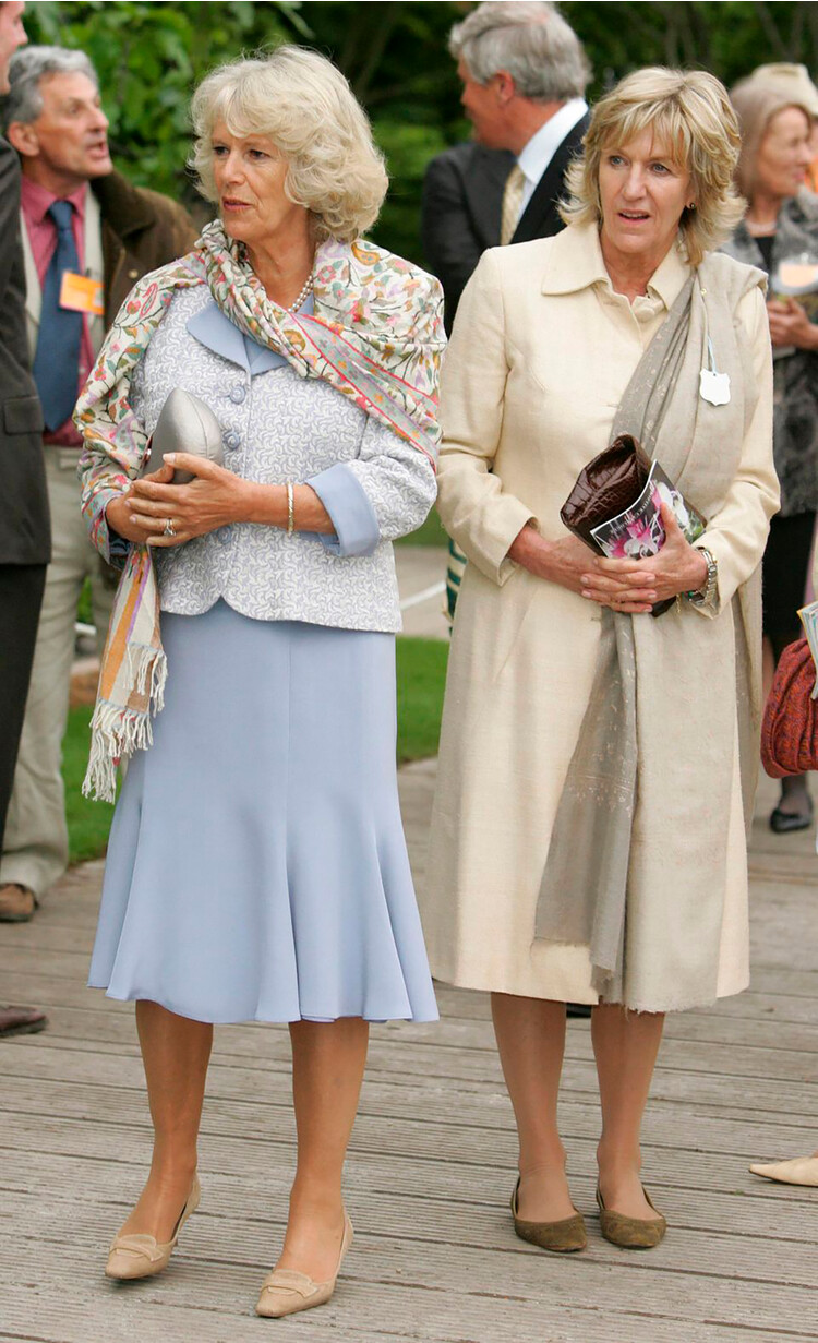 Герцогиня Корнуолльская и леди Аннабель Эллиот на выставке цветов в Челси в 2007 году