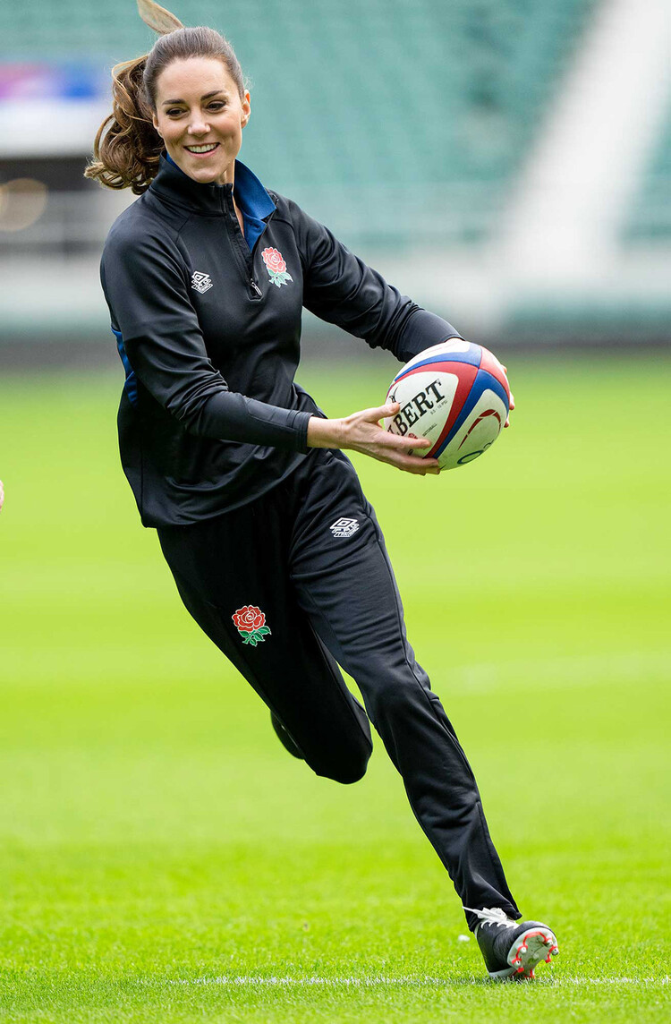 Кейт Миддлтон принимает участие в тренировке по регби в Англии после того, как стала покровительницей Футбольного союза регби, 2022
