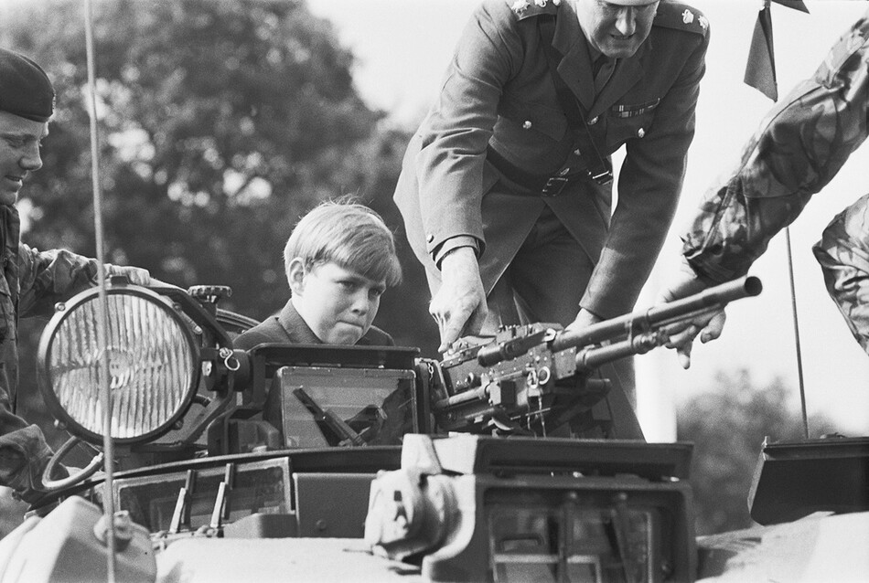 Принц Эндрю принимает участие в королевском смотре войск Домашней дивизии в Лонг-Вэлли, Олдершот, Великобритания, 9 августа 1971 