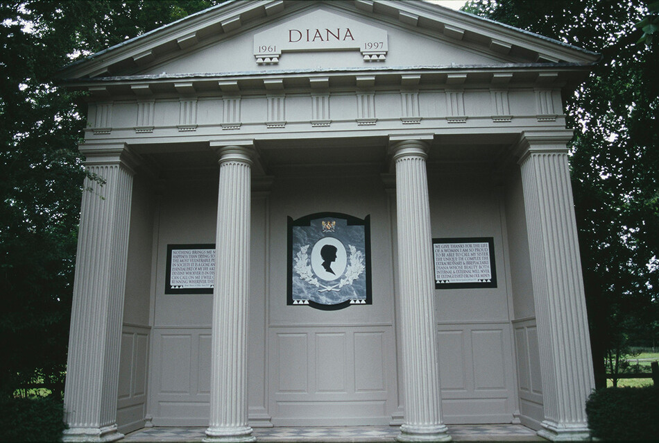 Мемориал принцессы Дианы в фамильном поместье графского рода Спенсеров &mdash; Элторп в Нортгемптоншире, Великобритания, 1999 г.