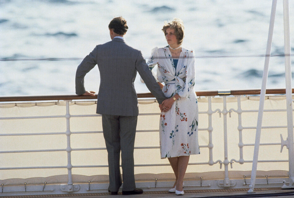 Леди Диана и принц Чарльз во время медового месяца 1 августа 1981 года в Гибралтарском проливе на палубе королевской яхты &laquo;Британия&raquo;, 1981