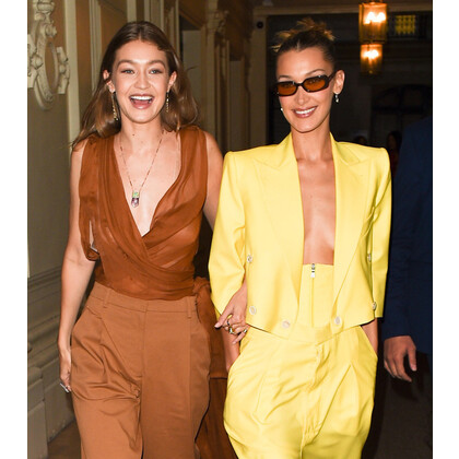 Дружный выход сестёр Хадид на Paris Fashion Week