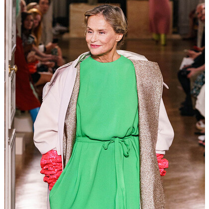 75–летняя модель стала главной звездой показа Valentino