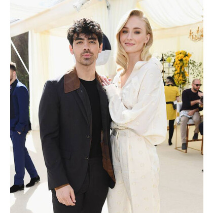 Софи Тернер вышла замуж в платье Louis Vuitton