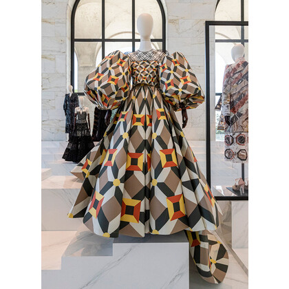 Выставка кутюрной коллекции в честь Карла Лагерфельда от Fendi