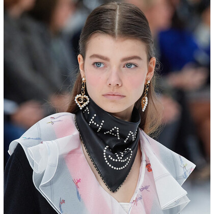 Истинная французская красота на показе Chanel осень-зима 2019