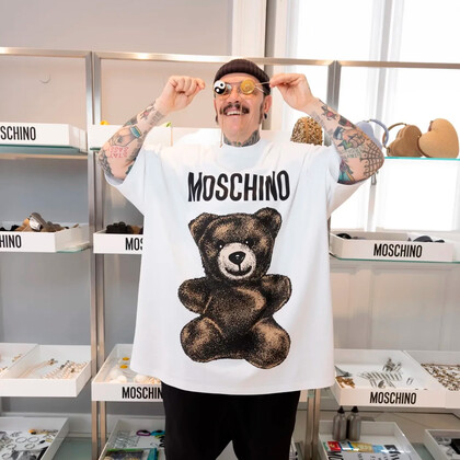 Адриан Аппиолаза дебютирует в Милане с мужской и круизной коллекциями Moschino
