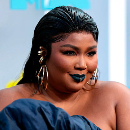 Топ-6 лучших бьюти-образов с красной дорожки премии VMA 2022