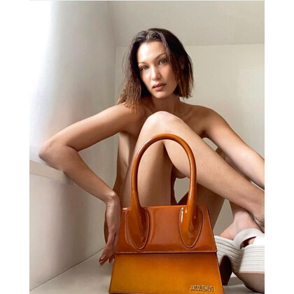 Белла Хадид и Jacquemus выпустили первую рекламную кампанию в FaceTime