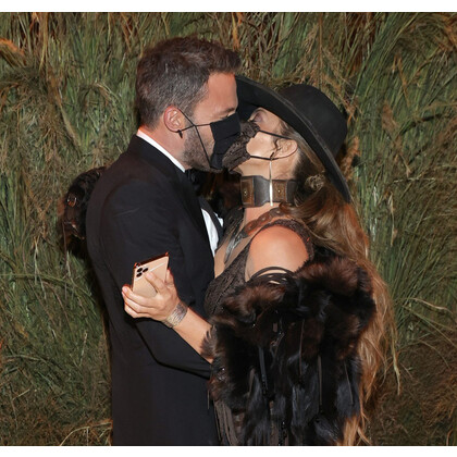 Дженнифер Лопес и Бен Аффлек поцеловались через маски на Met Gala 2021