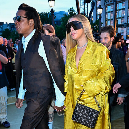 Бейонсе и Jay Z появились в костюмах от Louis Vuitton на показе Фаррела Уильямса