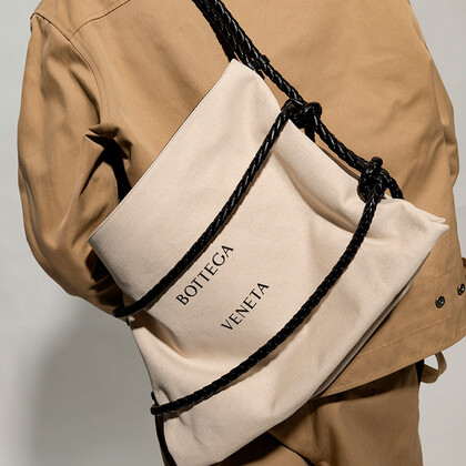 Матье Блази нарушил традиции Bottega Veneta, выпустив необычную сумку Quadronno