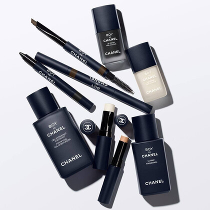 В коллекции мужской косметики Chanel появились лак для ногтей и подводка для глаз