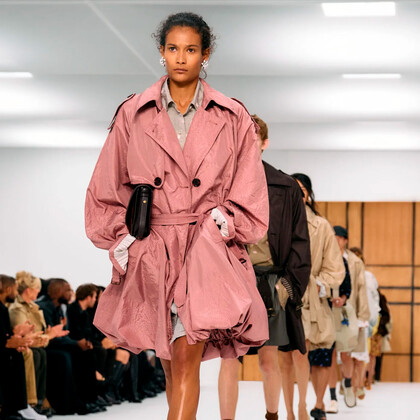 Burberry весна-лето 2027: Дэниел Ли разрешил британской классике быть несовершенной
