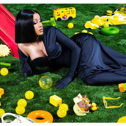 Гигантский билборд с Cardi B украсил Лувр