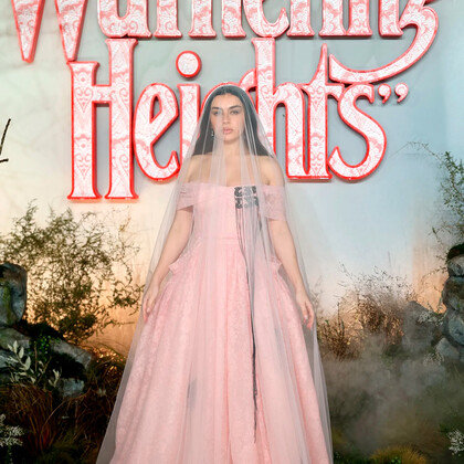 Charli XCX появилась в образе невесты на лондонской премьере «Грозового перевала»