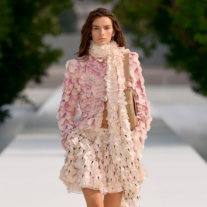 Dior весна-лето 2027: Джонатан Андерсон сделал культовый силуэт дома легче