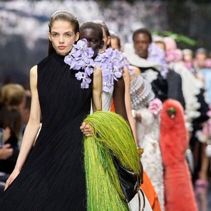 Трикотаж, цветы и алюминий: Джонатан Андерсон дебютировал с кутюрной коллекцией для Dior