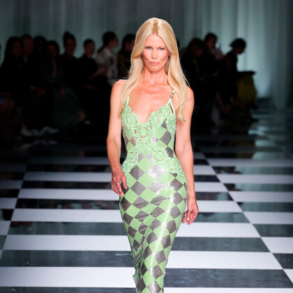 Клаудия Шиффер вернулась на подиум для новой коллекции Versace сезона весна-лето 2024