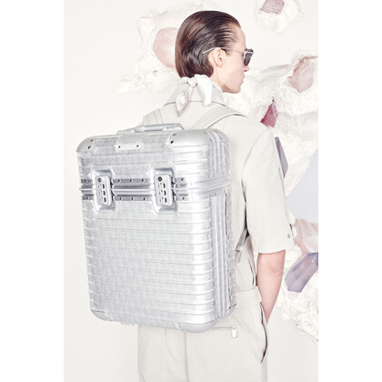 Dior и Rimowa выпустили коллекцию багажа