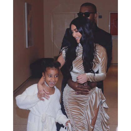 6-летняя дочь Ким Кардашьян ходит с сумкой за $10 тыс