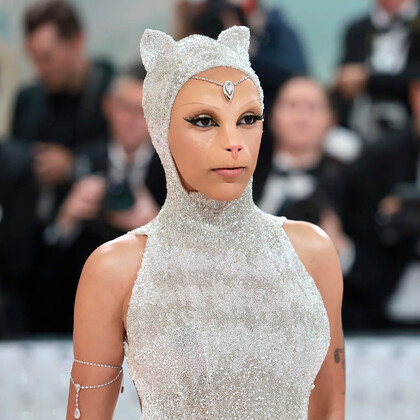 Doja Cat появилась на красной дорожке Met Gala в образе кошки Карла Лагерфельда