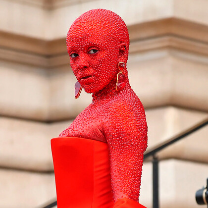 Краснопрекрасная: Doja Cat появилась в наряде из 30 000 кристаллов на показе Schiaparelli