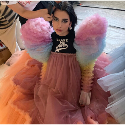 Дуа Липа выбрала платье – месседж от Viktor & Rolf