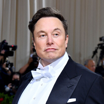 Илон Маск распродаёт акции Tesla на всякий случай