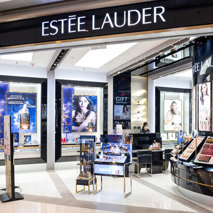 Estee Lauder закрывает свои магазины по всей России