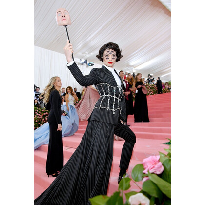 Wow–выход Эзры Миллера на Met Gala 2019