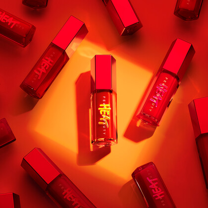 «Блестящая бомба»: Fenty Beauty выпустил блеск, увеличивающий объём губ