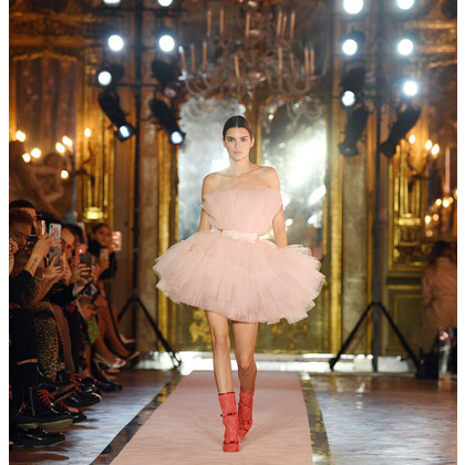Кендалл Дженнер открыла показ Giambattista Valli x H&M