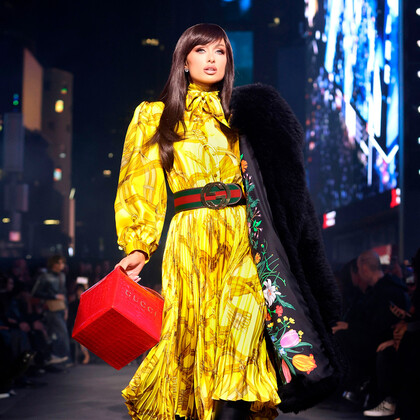 Gucci Resort 2027: Демна превратил таймс-сквер в гигантскую инсталляцию