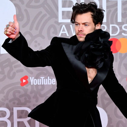 Гарри Стайлс пришёл на церемонию Brit Awards в стиле Кэрри Брэдшоу