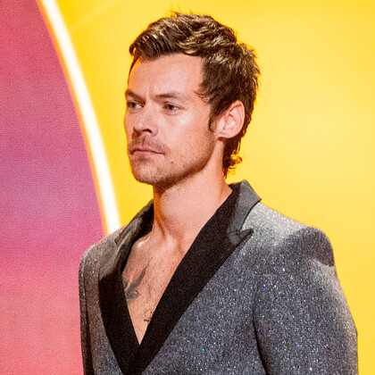 Гарри Стайлс наконец ответил на слухи о пересадке волос и париках