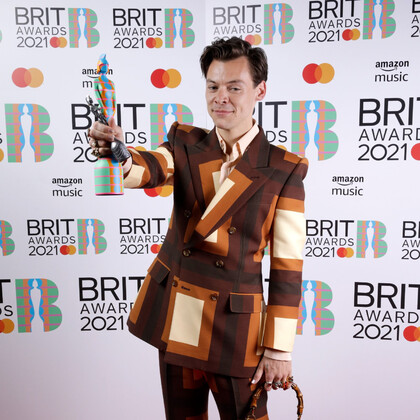 Гарри Стайлс выбрал костюм Gucci в ретро-стиле на премию Brit Awards 2021