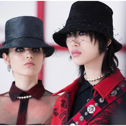Шляпа–ведро — тренд сезона от Dior