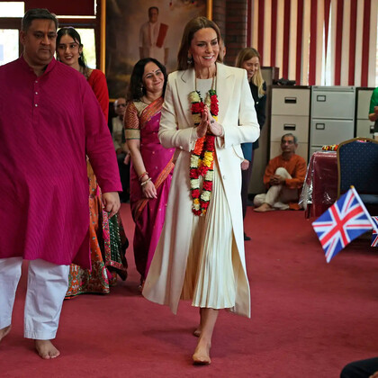 Кейт Миддлтон станцевала босиком в индуистском храме