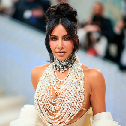 Ким Кардашьян появилась на Met Gala в платье из более чем 50 000 жемчужин