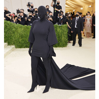 Ким Кардашьян в эпатажном образе сексуального ниндзя покорила Met Gala 2021