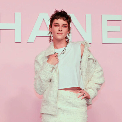 Кристен Стюарт придала твидовому костюму от Chanel современное звучание
