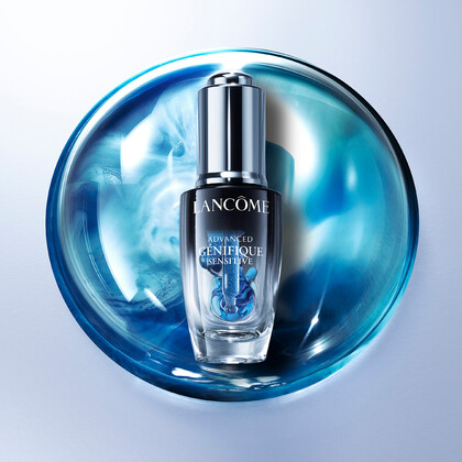 Lancôme выпустил голубую сыворотку для укрепления и защиты сухой кожи